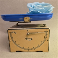 cremefarvet-metal-koekkevaegt-firkantet-blaa-plastik-skaal-Lyssex-retro-swiss-made